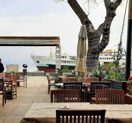 El Faro Rest Cafe – Heybeliada sahilinde, deniz ve vapur manzarasıyla dostane buluşmalar için ideal mekân.